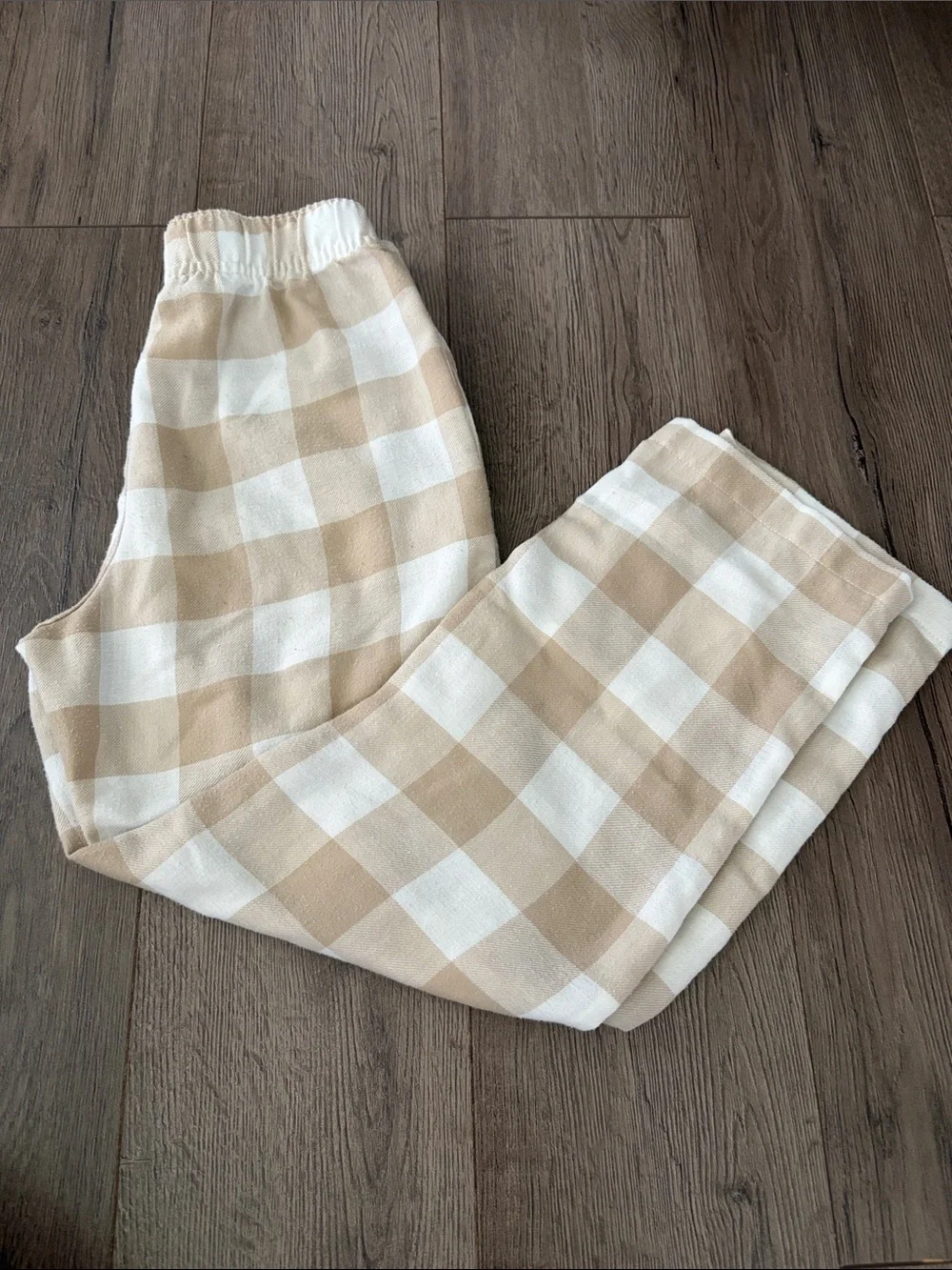 Old Navy Beige and White Check Pull-On Joggers. Size Medium